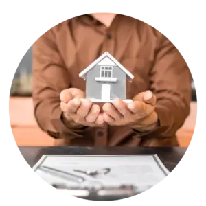 Hombre ofreciendo maqueta de casa nueva en regiones para compra de vivienda