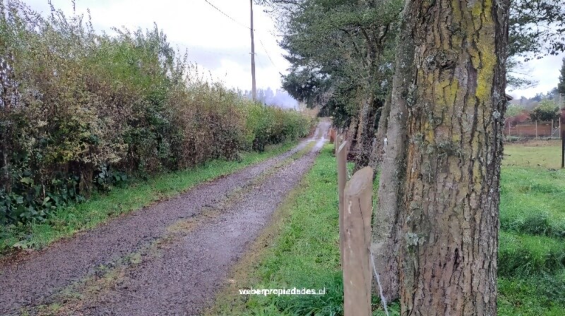 Calle de acceso al terreno urbano en venta en Temuco