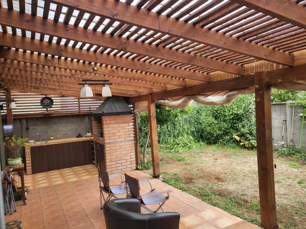 otra vista, Patio techado, quincho y patio posterior de la casa familiar en venta en Lomas de Mirasur, calle La Vertiente. Temuco.