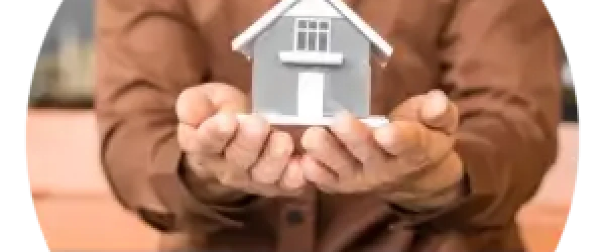 Hombre ofreciendo maqueta de casa nueva en regiones para compra de vivienda