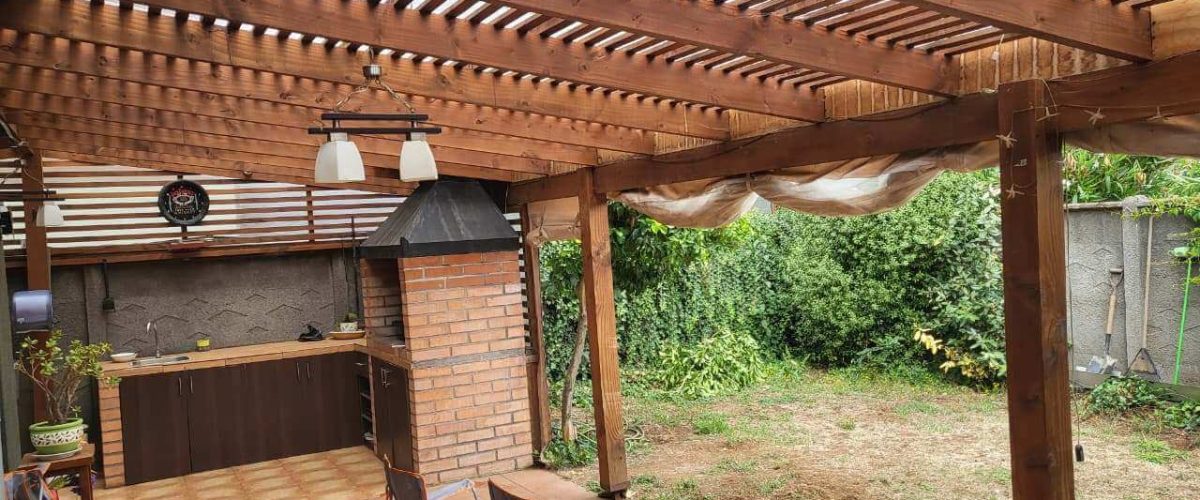 otra vista, Patio techado, quincho y patio posterior de la casa familiar en venta en Lomas de Mirasur, calle La Vertiente. Temuco.